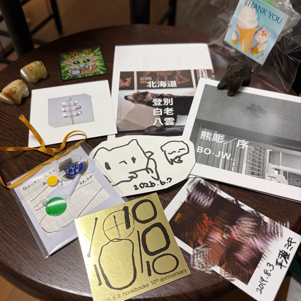 bit_310's tweet photo. 野良くまモールでの収穫を見て（カエルはもともと持ってるやつで、グローグーは行く前に買ったビックリマンチョコ） https://t.co/yA7i22tYTT