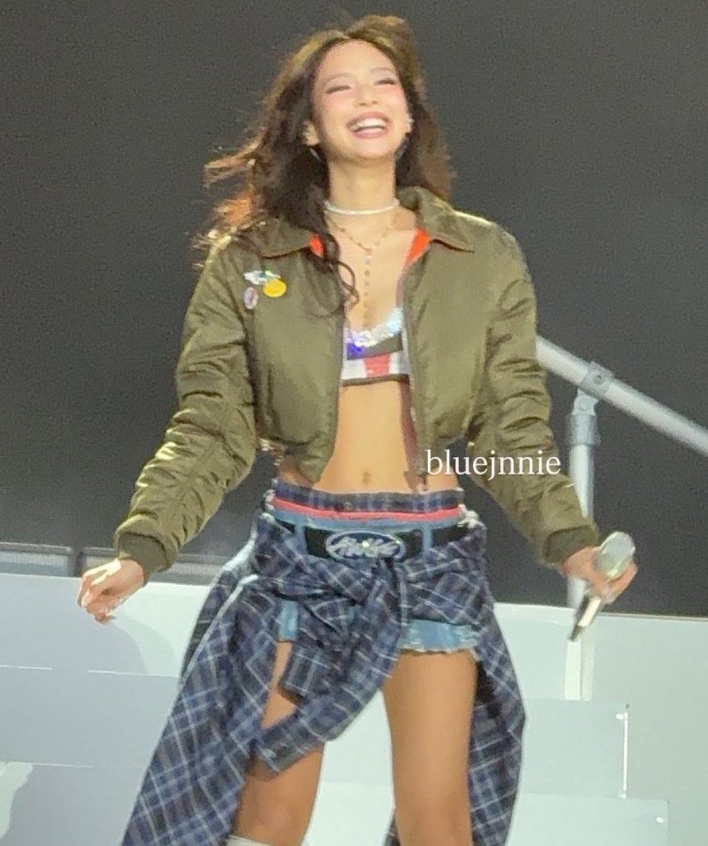 itgirljn's tweet photo. she was so happy to perform 3 unreleased songs https://t.co/lncUHxuZf3