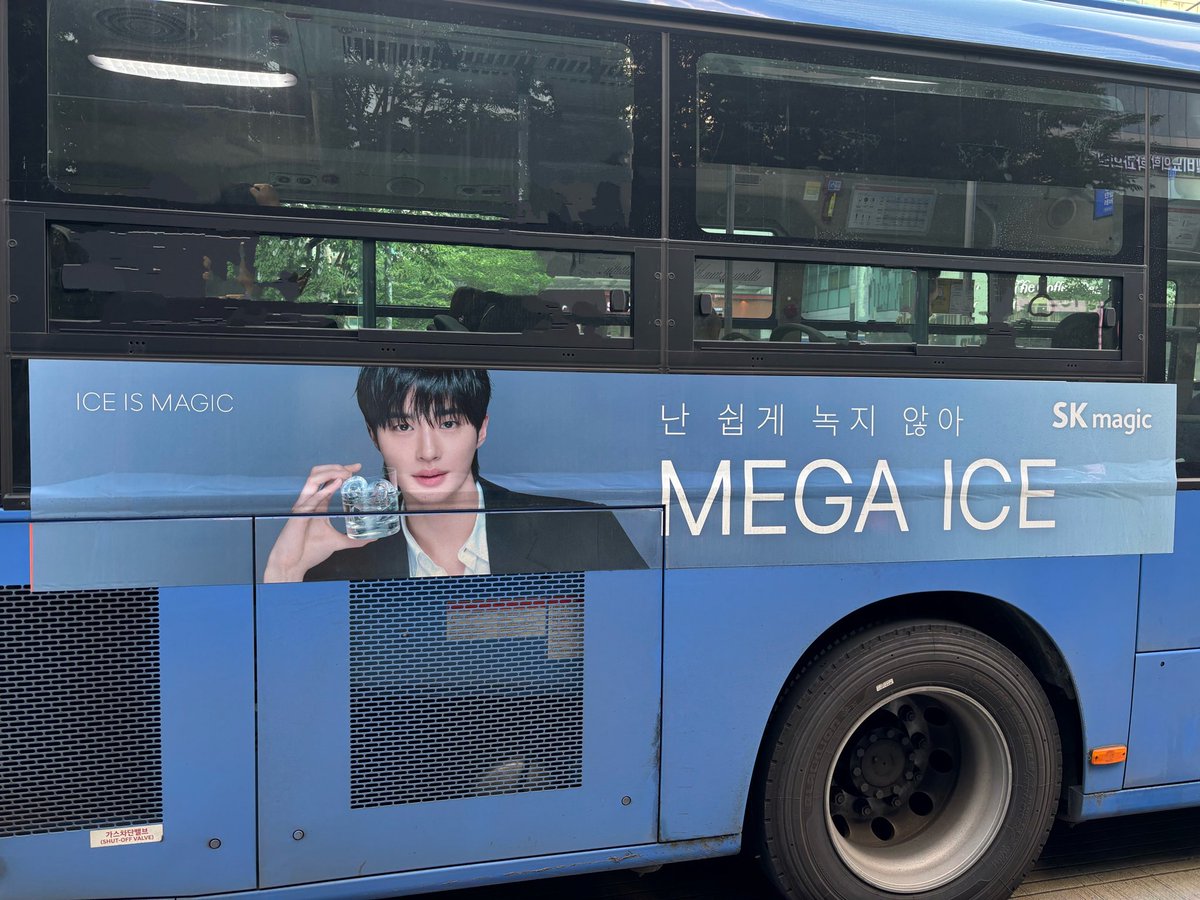tknkaree26's tweet photo. ウソクの広告バス、見つけました〜
行き先違っても乗りたくなっちゃう💙
#byeon Woo Seok
#kdrama
#ピョンウソク
#韓国俳優
#韓国ドラマ
#渡韓
#ピョンウソク聖地巡礼
#推し活
#サイネージ https://t.co/rWtbVHPyOZ