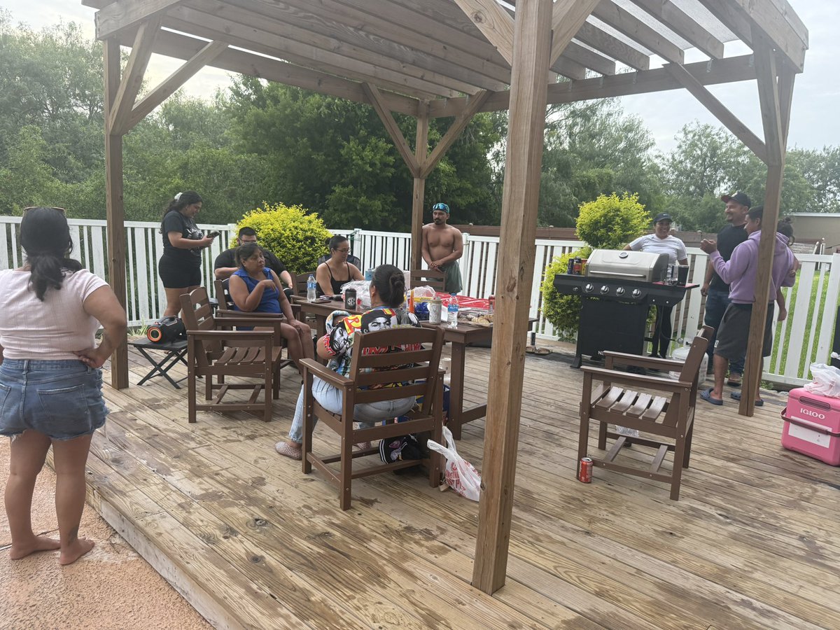 senoroukc's tweet photo. Rain delay = cooking time. 🍔🌭🔥
Taking advantage of the break and getting the grill fired up before @OU_Baseball Game 2 vs KU‼️
Ready to see the Sooners take care of business against KU when play resumes!
#OUDNA #OUBaseball #RGV #BoomerSooner #FamilyTime https://t.co/XZzkmep0fl
