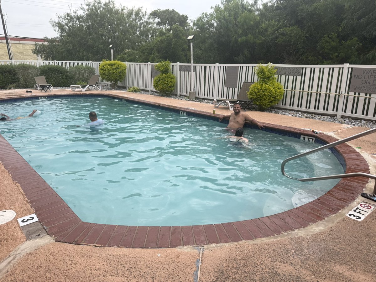 senoroukc's tweet photo. Rain delay = cooking time. 🍔🌭🔥
Taking advantage of the break and getting the grill fired up before @OU_Baseball Game 2 vs KU‼️
Ready to see the Sooners take care of business against KU when play resumes!
#OUDNA #OUBaseball #RGV #BoomerSooner #FamilyTime https://t.co/XZzkmep0fl