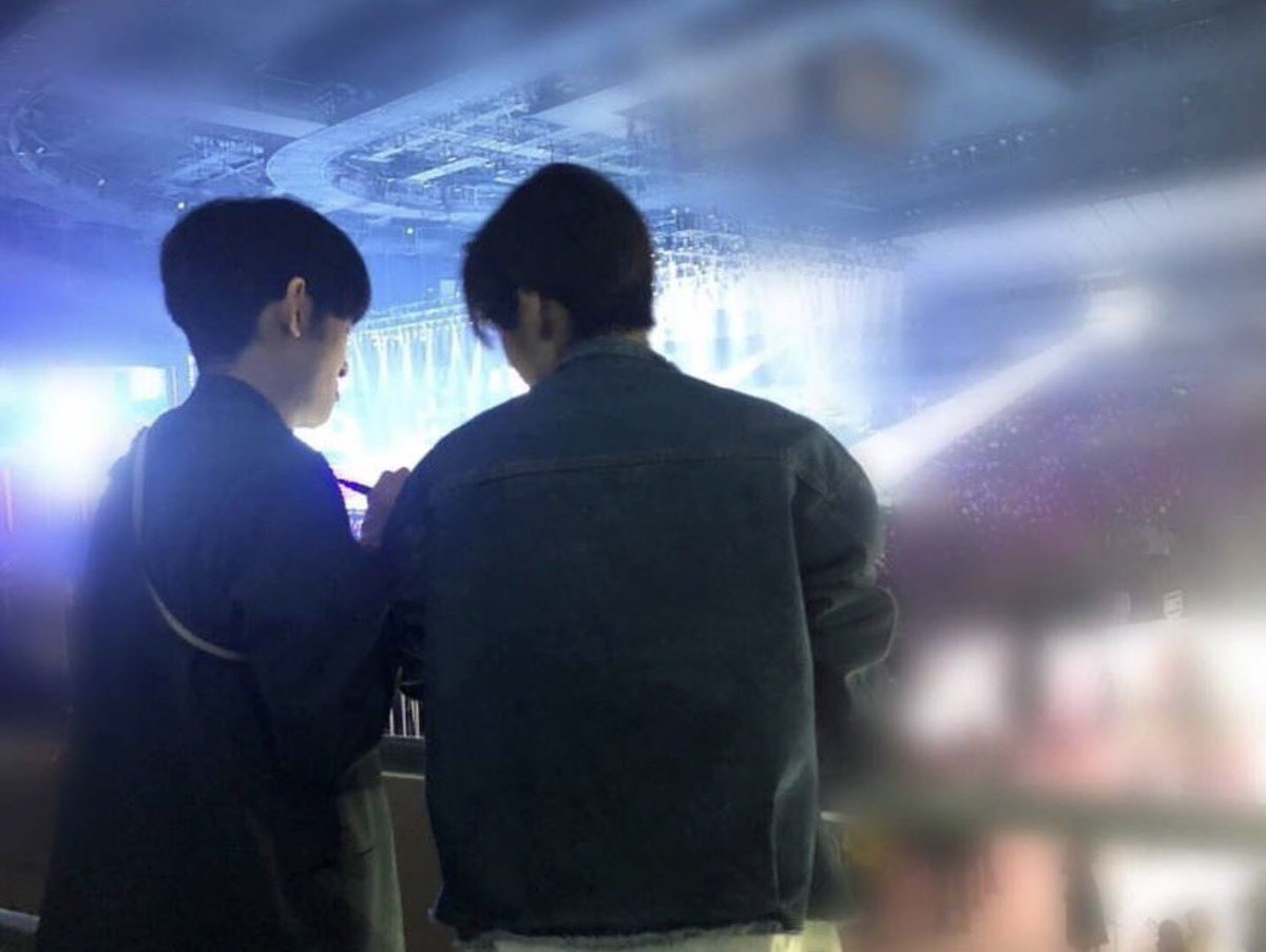 Timeless_9Up's tweet photo. ปาปาจากอ๊อฟฟิเซียล เบื้องหน้าเชียร์สุดใจ เบื้องหลังหวานกรุบ 🤭🖤🧡 https://t.co/s6kXx2r00K