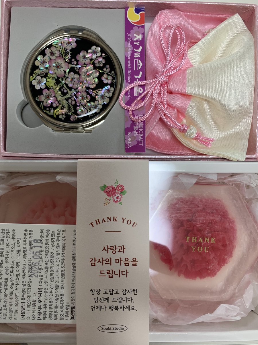 韓国サイン会で素敵な鏡と石鹸をいただきました。
メッセージをよく見たら石鹸は母にということでした。母にまでありがとうございます😊とても喜んでおります。
「美しい石鹸✨をありがとうございます。しばらく飾って大切に使わせていただきます。」母からのお礼メッセージでした💖