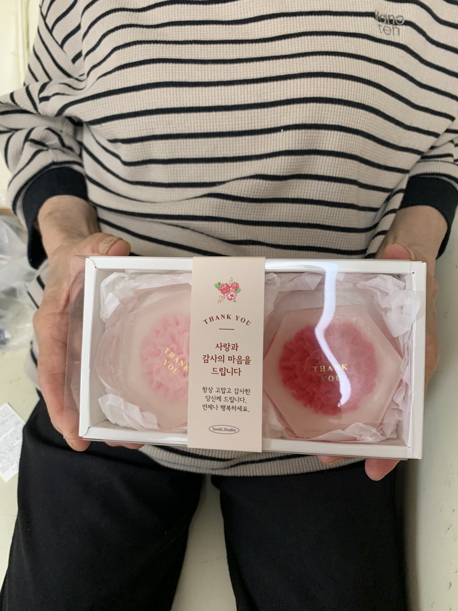 韓国サイン会で素敵な鏡と石鹸をいただきました。
メッセージをよく見たら石鹸は母にということでした。母にまでありがとうございます😊とても喜んでおります。
「美しい石鹸✨をありがとうございます。しばらく飾って大切に使わせていただきます。」母からのお礼メッセージでした💖