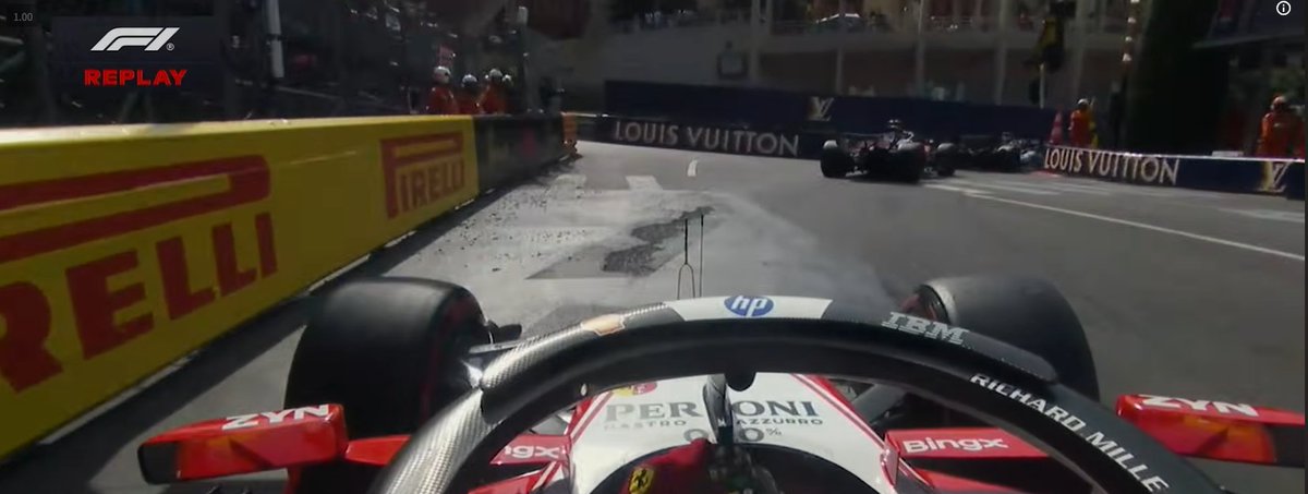 Geoside's tweet photo. F1が走るコースにしてはやけにデカい穴が空いてて草。
そりゃ壁に刺さるよな。 https://t.co/QHqBDnQzI0