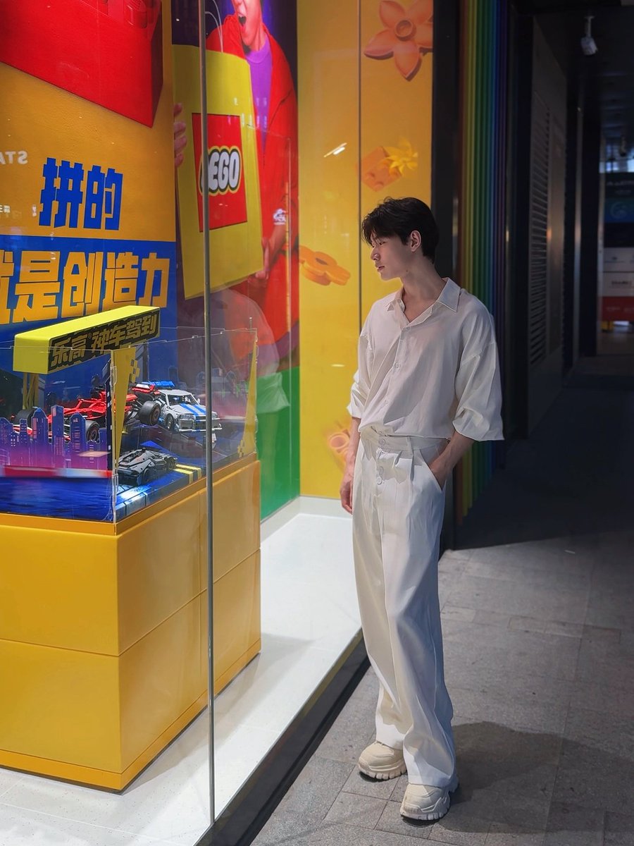 qianyuelaoshi's tweet photo. 看来我的粉丝画像还是很精准嘛，最近没发亲亲之类的是因为太忙了，没有见之前的女生哇，找个愿意拍接吻画面的也不好找，咱也不是网黄博主，先看下女宝镜头下的我吧，约会很开心，等我下次更新亲亲类的女性向 #帅哥 #女性向 #约会 https://t.co/AY2n190qdj