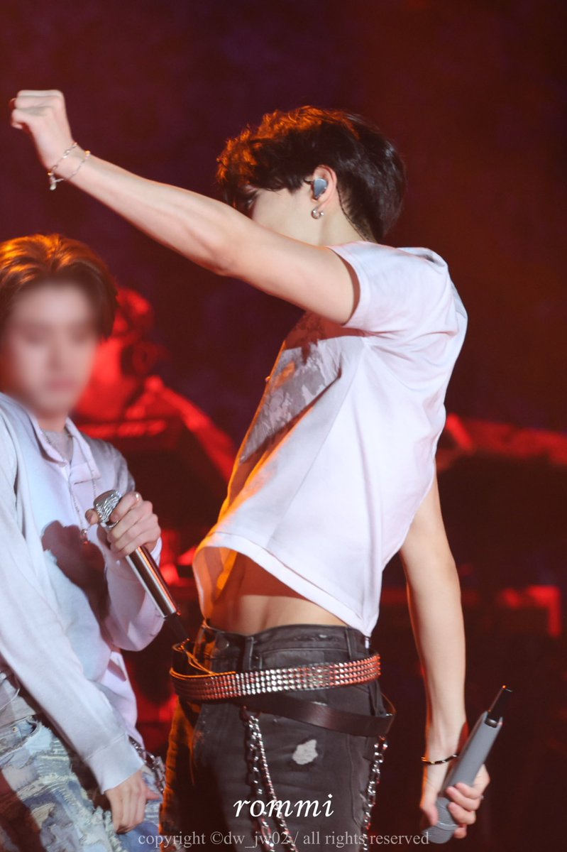 wonikeun's tweet photo. I can't get over this picture jay you are so fucking lucky. https://t.co/ZlVPAw8nFJ