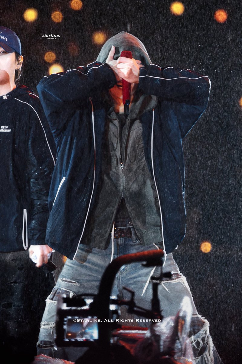 maprinthv's tweet photo. Só pra lembrar: Into the Sun é criação do Taehyung. A música não foi bem recebida pelo fandom (óbvio) e foi mto criticada por ter sido escolhida pra encerrar o show. No ao vivo, acabou conquistando os de bom gosto e dps da dancinha, a internet se rendeu completamente a ela. https://t.co/AtMaXRSZ2M