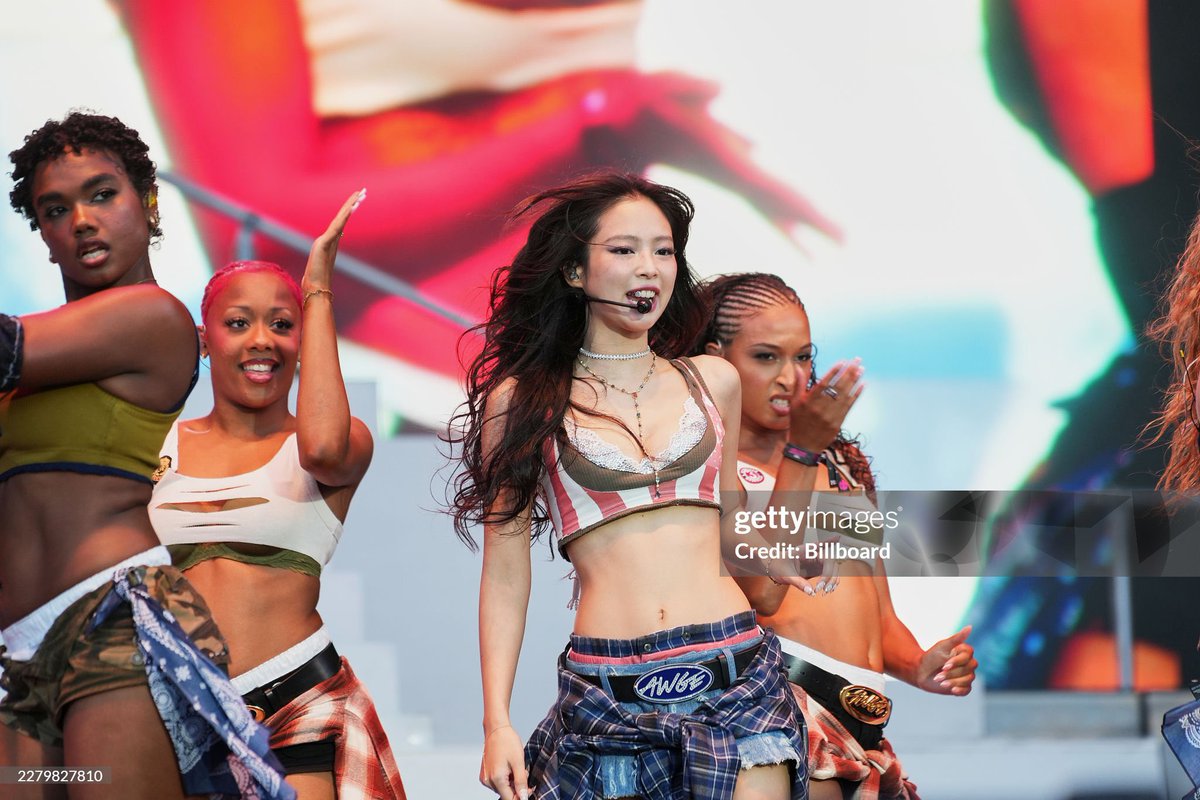 portalblackpink's tweet photo. #JENNIE sendo a headlines do Governors Ball Music Festival em Nova York ─ getty images https://t.co/XD82bckwE1