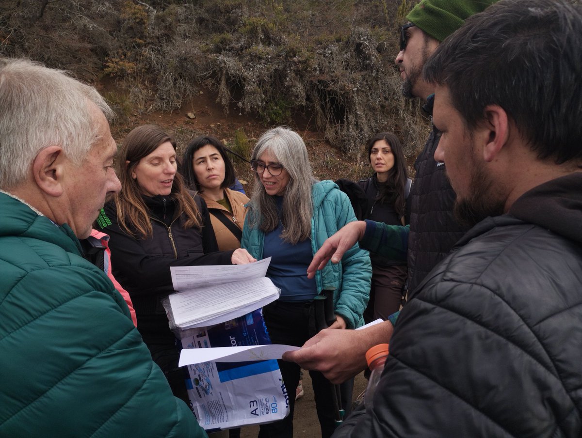 aserquis's tweet photo. Hoy participé de la caminata abierta al Cerro Catedral convocada por las Juntas por el Ambiente de Bariloche. Junto a vecinos y vecinas recorrimos las zonas que el proyecto de CAPSA y el Municipio pretenden lotear. 

​La construcción de una "ciudad satélite", planificada para el beneficio de unos pocos, representa un riesgo estructural para Bariloche. No se trata solo de un desarrollo inmobiliario, sino de un proyecto que impactaría de forma directa en el acceso a los recursos y bienes comunes detodos los que habitamos la ciudad.

​El crecimiento de Bariloche debe planificarse de cara a la comunidad, priorizando el arraigo, la sostenibilidad ambiental y el bienestar de quienes vivimos acá.