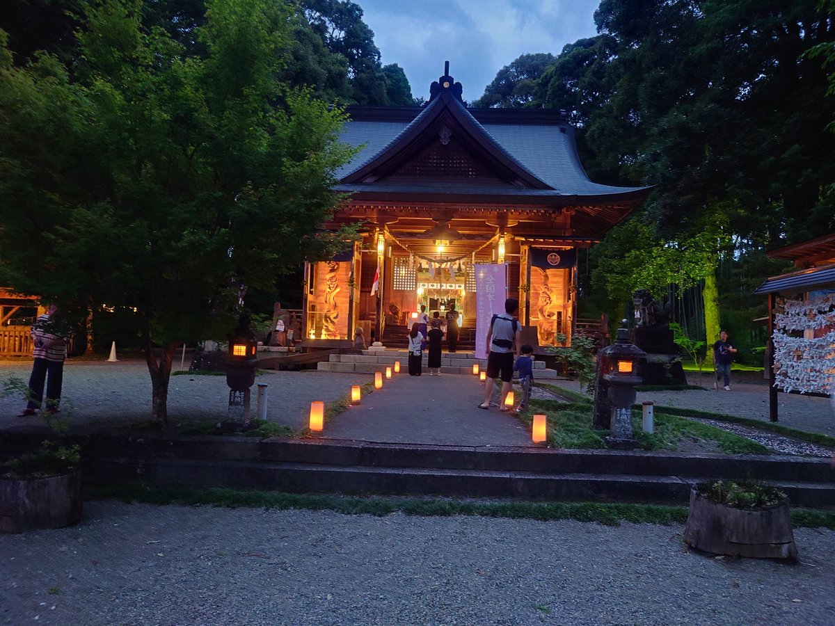 ohgi_RE's tweet photo. やたけ茶園さんで急遽ライトアップが始まったと聞いた里宮神社へ。
駐車場が30%くらいの結構な急坂なので暗闇の運転は怖いかも。境内で孔雀3羽飼育してるのが古き良き地元の出入りある神社感あって好き。
神馬に乗るあぐ氏画像は家人が隠れて支えてますのでご心配なく⋯ https://t.co/TSHD8ym5B7