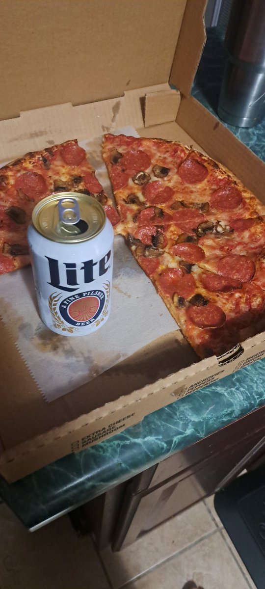 tmgissy's tweet photo. @Spamsammich69 Ill have you know,  it was an 18 pack of low quality beer! https://t.co/UditnMcpeq