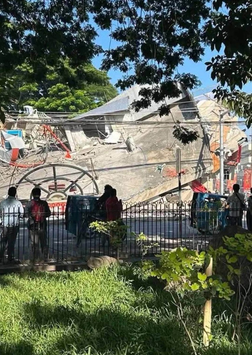 joh4nz's tweet photo. Gempa besar di Filipina pagi ini memicu TSUNAMI di beberapa tempat di wilayah Indonesia loh.

Tadi peringatan TSUNAMI muncul di Maluku Utara dan juga Gorontalo, Sulawesi Utara dan bahkan di Kalimantan Timur juga.

Ini beberapa foto efek dari gempa di Filipina tadi pagi.

#gempa #earthquake #tsunami #Philipina
