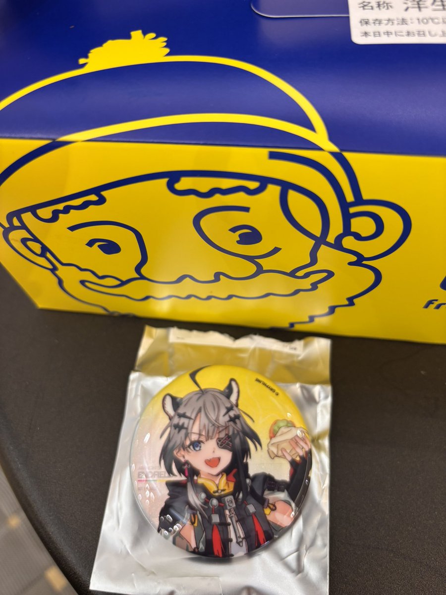 somalimaru's tweet photo. シュークリーム食べたいなぁってことでビアードパパへ行ってきますたが…
バッチはタンタン…
交換探します…難しいだろうけど💦 https://t.co/KctBZ3euny