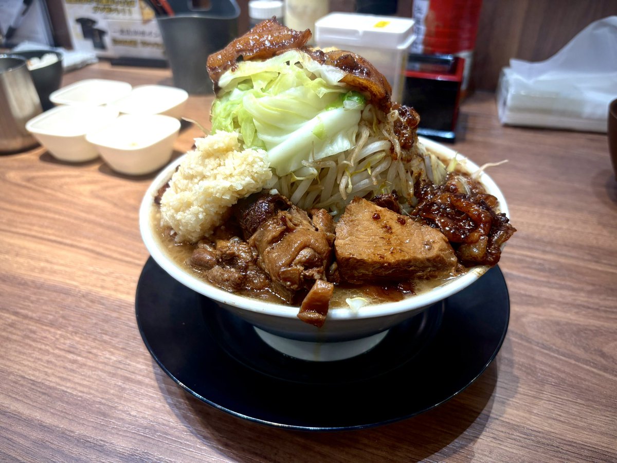 Y310JP's tweet photo. 昨日は との丸家でとの二郎🍜

麺カタヤサイアブラマシ
圧巻のビジュアルで着丼！🫣

でも見た目よりあっさり食えるんだよなぁw

ライスに無限ニンニク+悪魔の背脂+チャーシュー+マヨがまた3150٩( ᐛ )و

次こそはこてこてラーメンだな😆

#山形 #との丸家 #との二郎 https://t.co/sj77M1pr1z