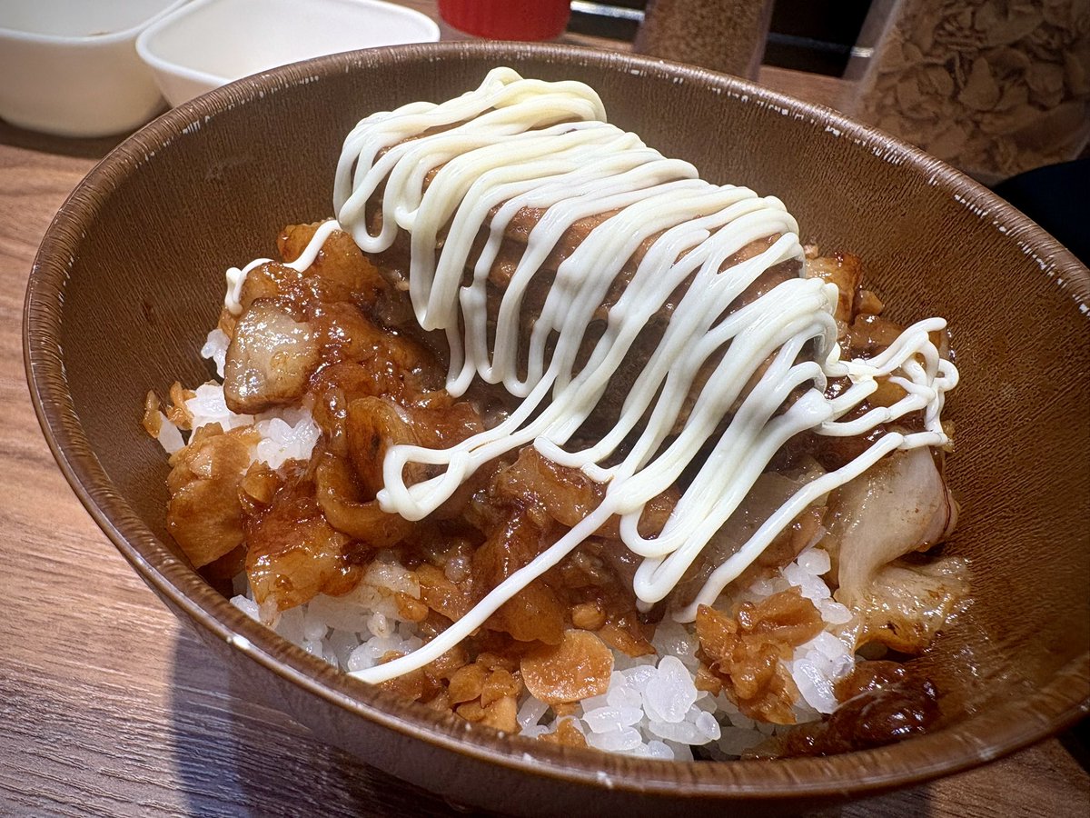 Y310JP's tweet photo. 昨日は との丸家でとの二郎🍜

麺カタヤサイアブラマシ
圧巻のビジュアルで着丼！🫣

でも見た目よりあっさり食えるんだよなぁw

ライスに無限ニンニク+悪魔の背脂+チャーシュー+マヨがまた3150٩( ᐛ )و

次こそはこてこてラーメンだな😆

#山形 #との丸家 #との二郎 https://t.co/sj77M1pr1z