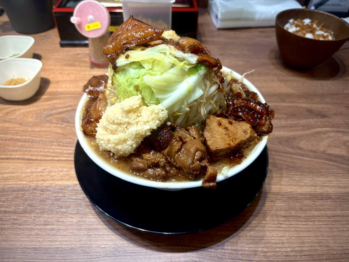 Y310JP's tweet photo. 昨日は との丸家でとの二郎🍜

麺カタヤサイアブラマシ
圧巻のビジュアルで着丼！🫣

でも見た目よりあっさり食えるんだよなぁw

ライスに無限ニンニク+悪魔の背脂+チャーシュー+マヨがまた3150٩( ᐛ )و

次こそはこてこてラーメンだな😆

#山形 #との丸家 #との二郎 https://t.co/sj77M1pr1z