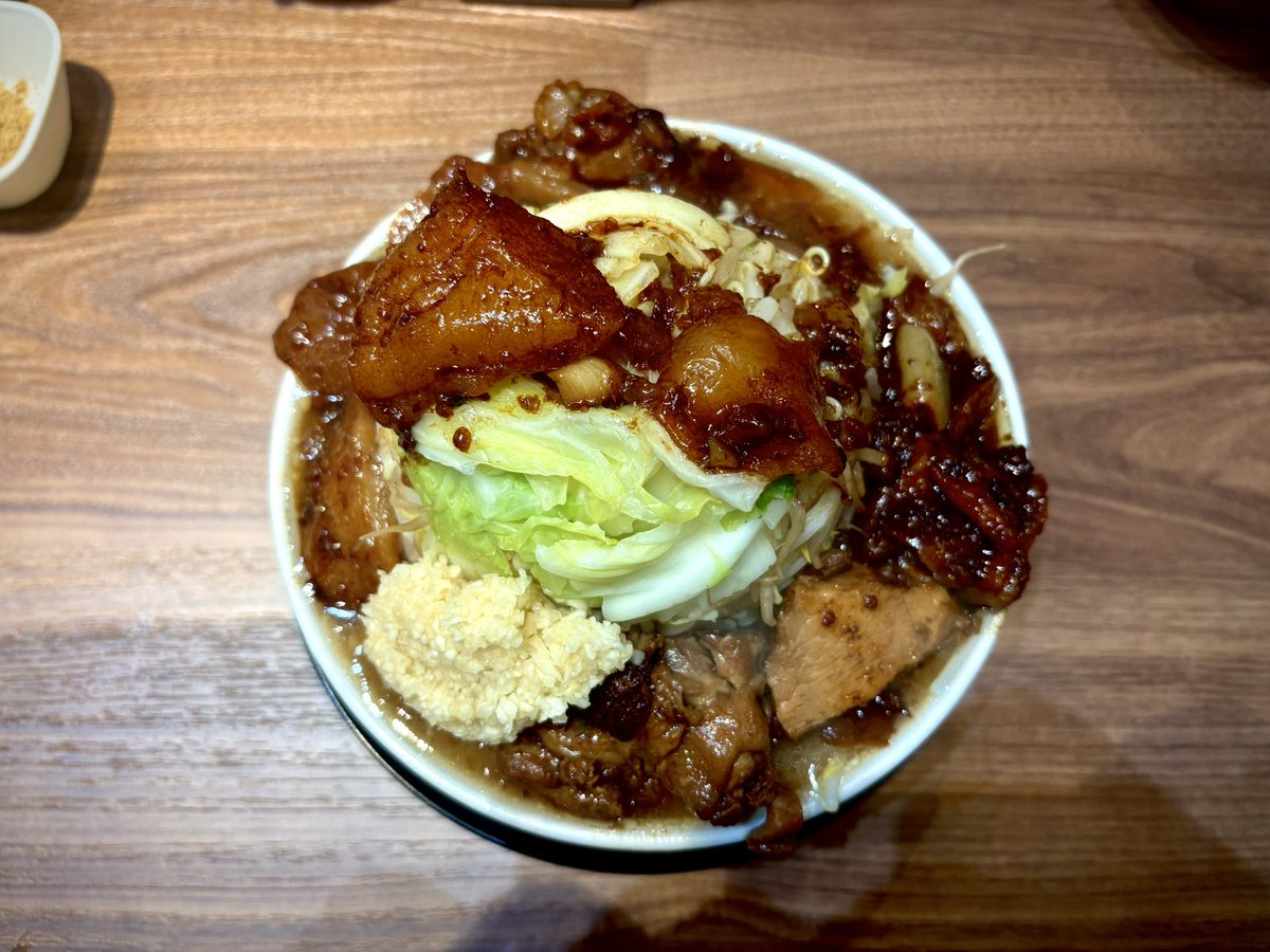 Y310JP's tweet photo. 昨日は との丸家でとの二郎🍜

麺カタヤサイアブラマシ
圧巻のビジュアルで着丼！🫣

でも見た目よりあっさり食えるんだよなぁw

ライスに無限ニンニク+悪魔の背脂+チャーシュー+マヨがまた3150٩( ᐛ )و

次こそはこてこてラーメンだな😆

#山形 #との丸家 #との二郎 https://t.co/sj77M1pr1z