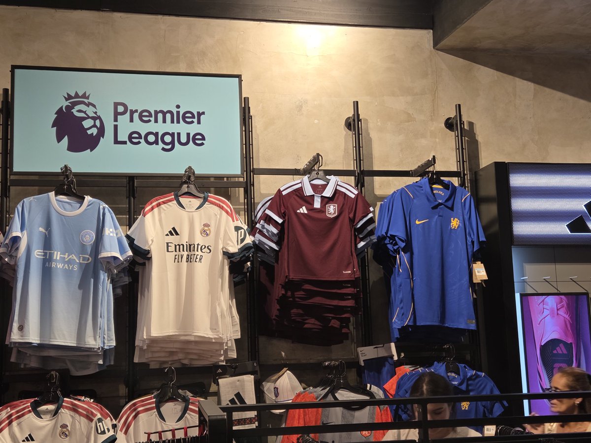 Ten_Hi's tweet photo. At the Pele Store at Disney World, Orlando. Villa is huge! #avfc https://t.co/KzCEIjFSsg