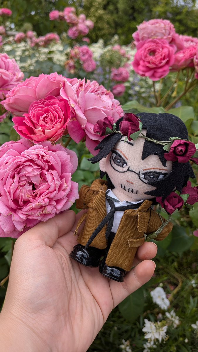 V6B0bXFEXvqnsm5's tweet photo. ぬいズにバラのツタを纏わせて、バラを見に行ってきた🥀
やしおじには花かんむりと花束、ましぬいにはあのアクキー風の装いで…。
綺麗だったなあ🌹 https://t.co/IDmY0a0sxc
