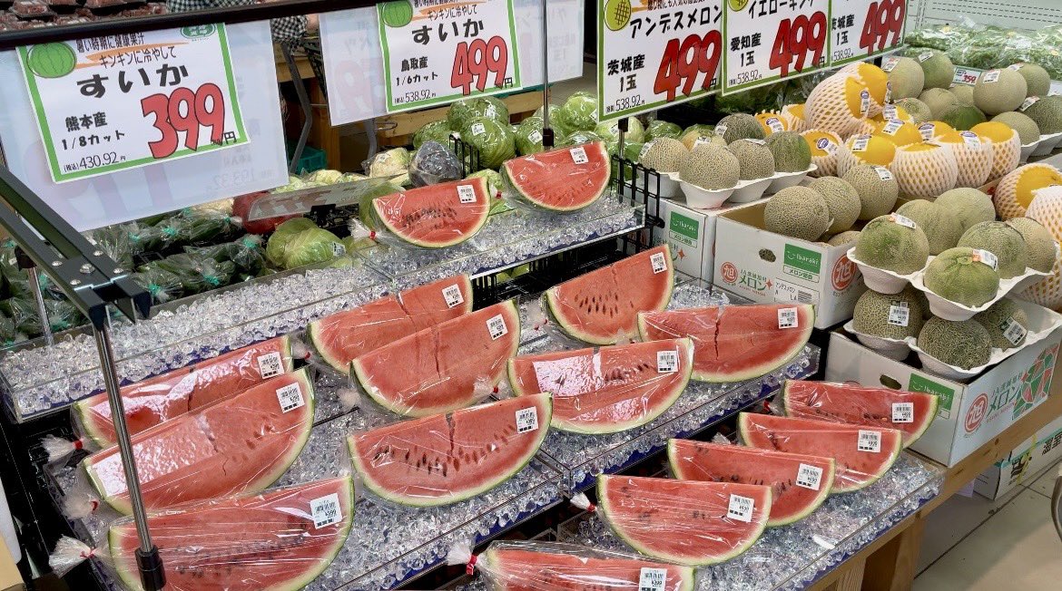 _tomyz's tweet photo. コメントありがとうございます❣️

スイカが並び始めると「夏が来た！」って感じますよね🍉🌻☀️

新しくオープンしたアオスタでも、早速スイカを販売中です✨
たくさんのお客様にお買い上げいただいていて、とても嬉しいです😊

これから旬のフルーツも続々登場しますので、ぜひチェックしてみてくださいね🍉🍑🍇

#プレゼント #懸賞 ⁠ #キャンペーン #プレゼント企画 #キャンペーン開催中