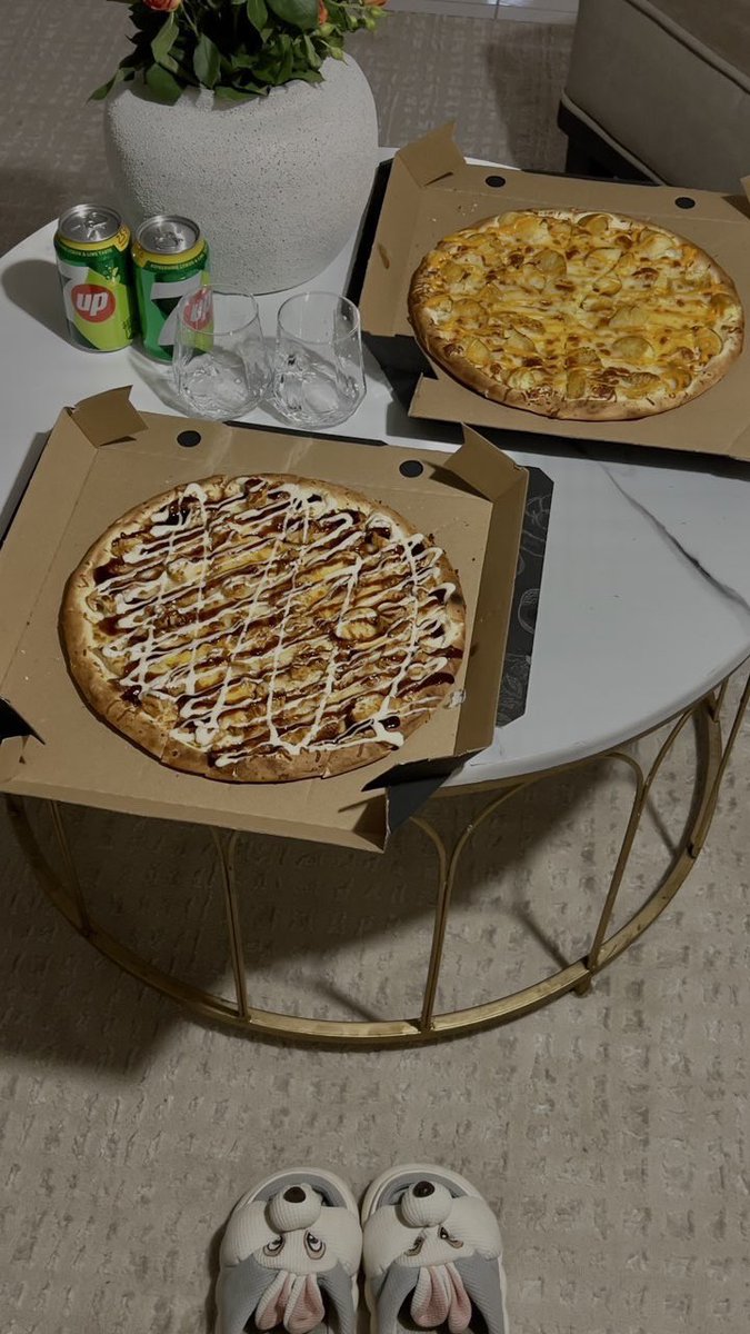 aa_ooo111's tweet photo. روتين يوم لطيف 🍕🍵 https://t.co/jVgXPgnw3u