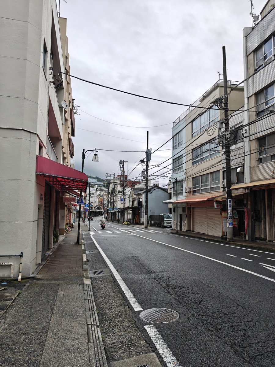 85tk_run's tweet photo. 熱海に小旅行。
起きてから朝食前に朝ランしました。

シューズは大きくて荷物になりますが、ルナサンダルはザックにもスッと入れられて旅ランとの相性良いです✌️

5kmだけでしたが、知らない道を走るの面白かった😄 https://t.co/1Hem0fWEOL
