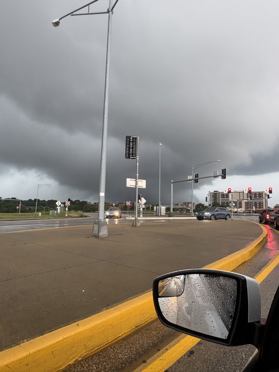 Carson_Twigg's tweet photo. @NWStornado This is the wall cloud taken right when this warning was issued with the tornado in it https://t.co/hTX0w5V8xi