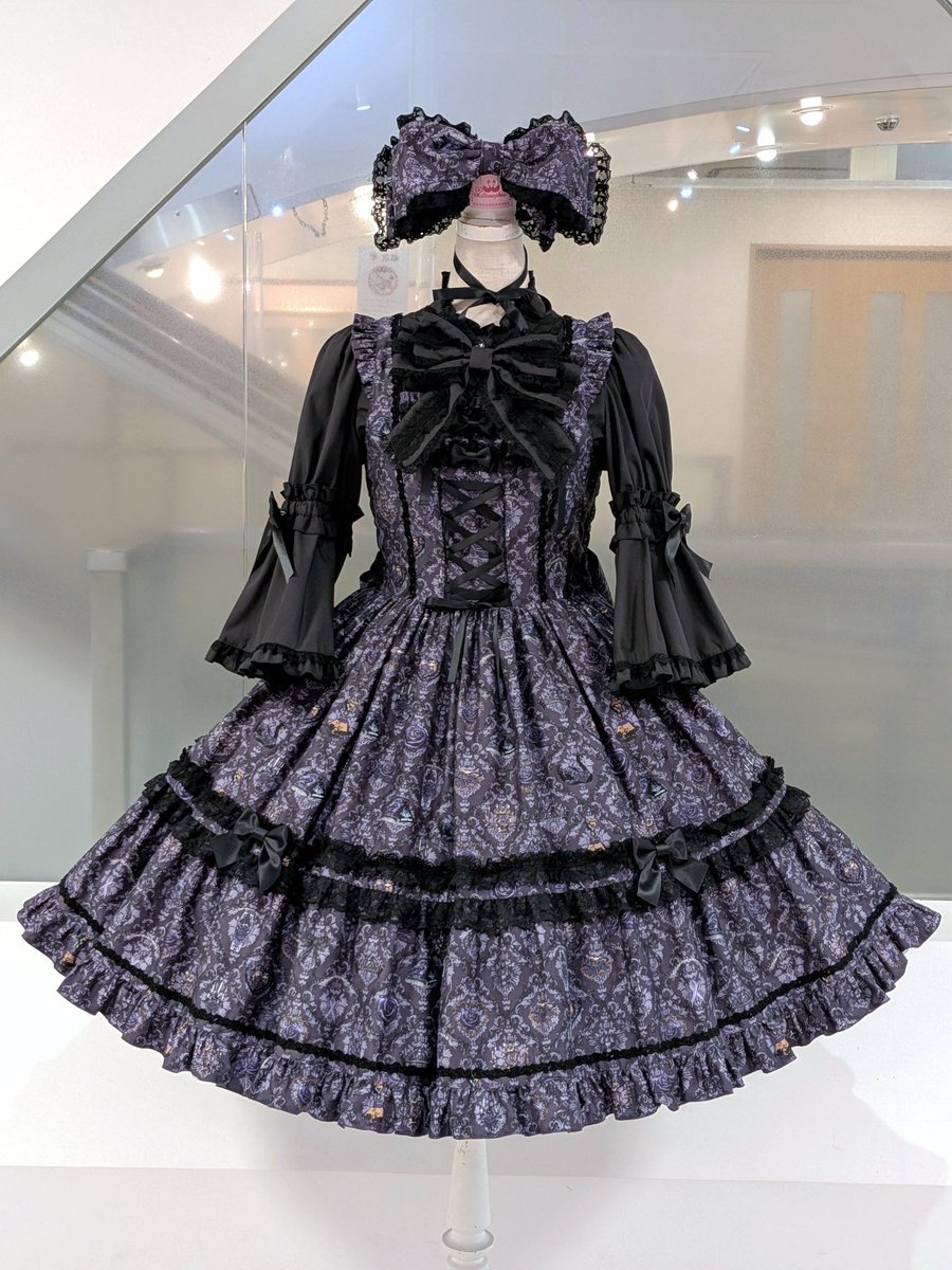 MetamorphoseEng's tweet photo. ✨🩶Pre-Order Now🩶✨
Queen of Darkness and Thorns
https://t.co/NUsj21B3Kr
- Frill Lace JSK
- Bow Headdress
color: Purple Gray
A purplish-gray tone creates a mysterious atmosphere♥️
#GothicLolita #rose #throns
#metamorphose #mtdf #Lolitafashion https://t.co/tTHTyGvoav