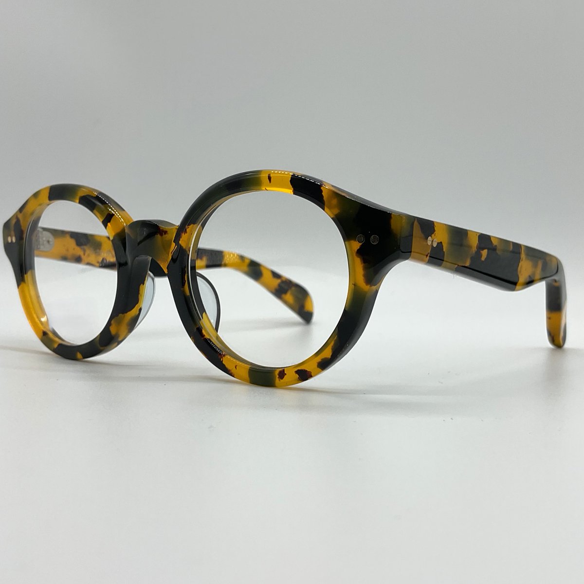 glasses21067's tweet photo. 商品紹介　角谷甚次郎
モデル　其の参拾参

伝統の手仕事へのこだわり、太く肉厚な手仕上げのセルロイドメガネフレーム。
昔ながらの職人の技が光る逸品

#メガネ #ヴィンテージメガネ #眼鏡  #日系眼鏡 #madeinjapan #glasses  #Sabae #JAPAN #GlitterglassesGLOW #VintageshopBull #opticalstyle https://t.co/2NxW8Ftgr9