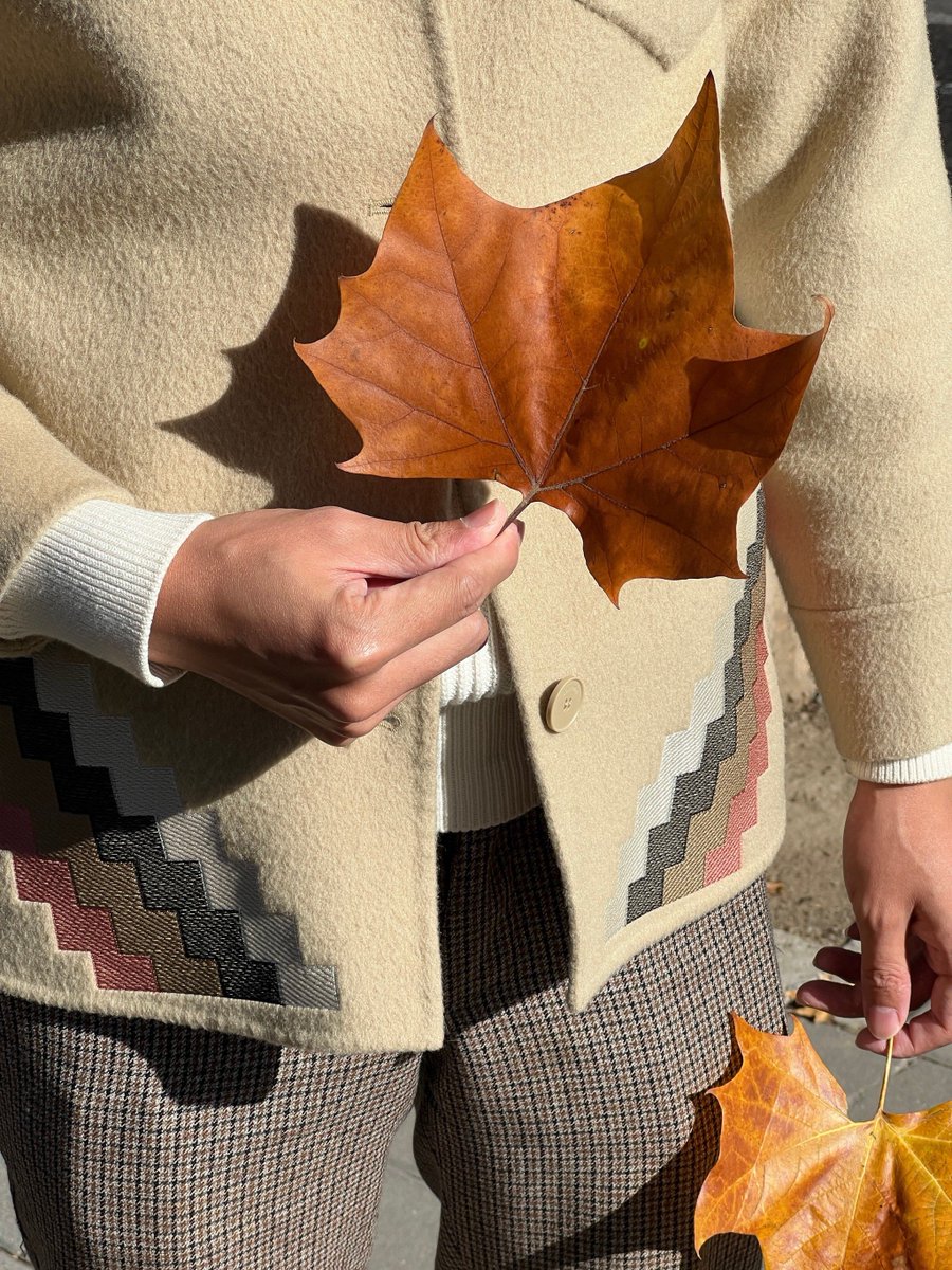 Noe_Queen's tweet photo. Perfect autumn morning: crisp air, golden leaves, and a warm coffee in hand , https://t.co/BCK5BEq1ot