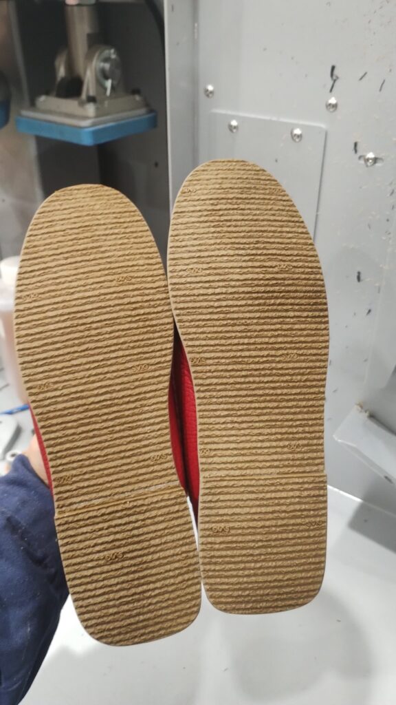 Alterna_shoe's tweet photo. ドライビングシューズは車の運転時に履くための靴なので通常使用するにはソールの耐久性が著しく低いです。
今回は通常使用できるようにソールカスタムしてほしいとのご要望でした。
#靴修理 #靴修理の相談 #靴磨き #alterna #オルタナ #葛飾区 #亀有 #金町 #綾瀬 https://t.co/XUTkiiKKc2