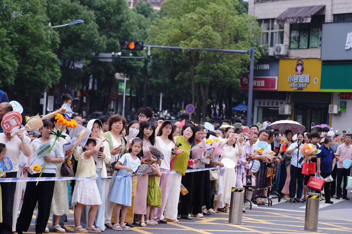 beautifulfenyi's tweet photo. 以梦为马～不负韶华
1000多万中国学生走进高考考场！
为了这场考试，工地停工、马路限行、全民护航～
整个社会都在为年轻人的梦想让路！
#2026年高考 #中国青年 https://t.co/492h7VBtnr