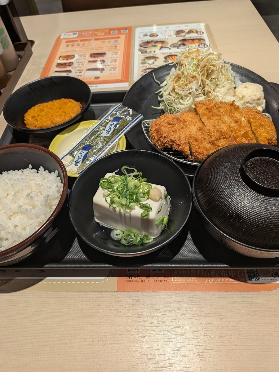 CoolMj32's tweet photo. イベント後に福岡🏨。
焼鳥なんかいただいて1人で🎂祝って、翌朝シャワーでも浴びるか〜と思ってたらジリリリリリリリ😮
避難して下さいと急いで外へ。
先程見たらモバイルバッテリー発火の火災だったようで。
その後もバタバタで今やっと朝食です。
負傷人出ていなければよいのですが。 https://t.co/lfzVEVF7Zg