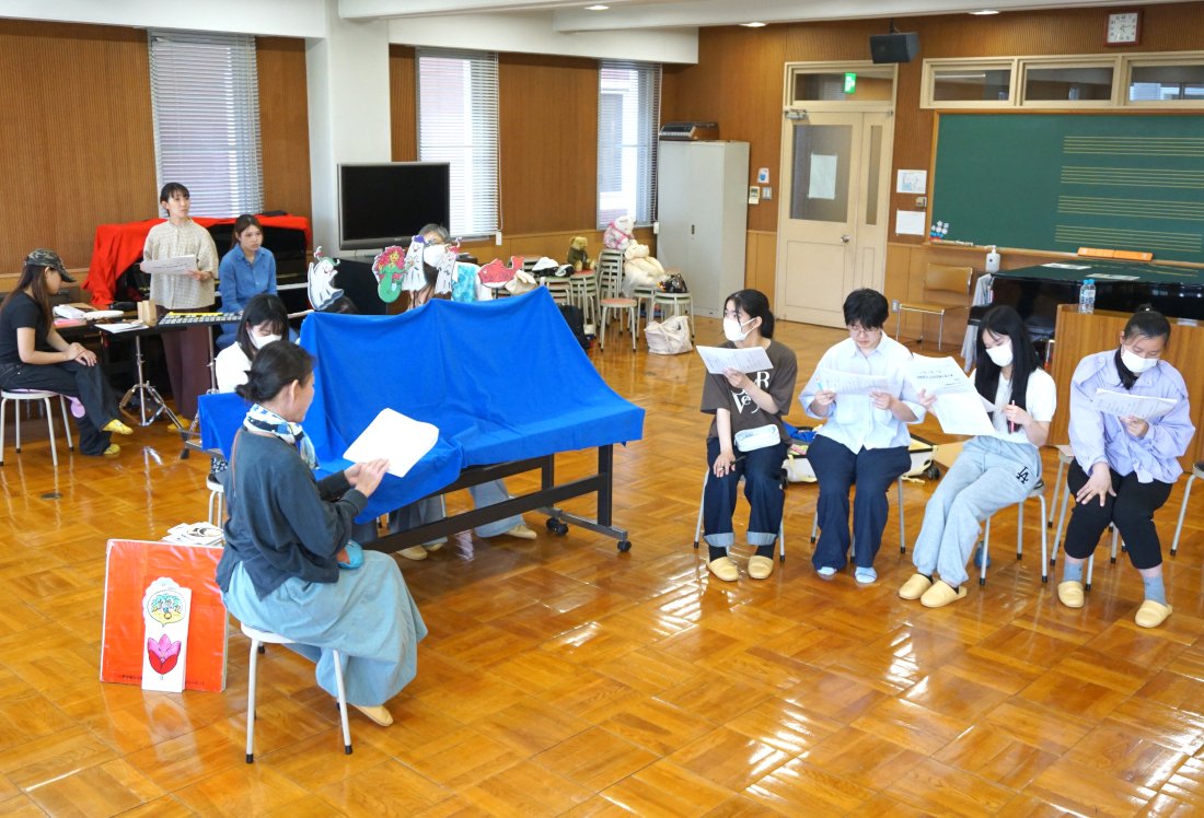 ToyoEiwaUniv's tweet photo. HP更新しました🌷

6/27開催のペープサート上演に向け、小井塚ゼミの学生が練習を行いました
https://t.co/pvtJQ86LER

学生が参加するペープサートは、県立神奈川近代文学館で開催されるトークショー「作家・末吉暁子の世界を語る」の午前の部で上演します🧸✨
ぜひご来場ください💡
#東洋英和 #保育 https://t.co/GiRePFiSd2