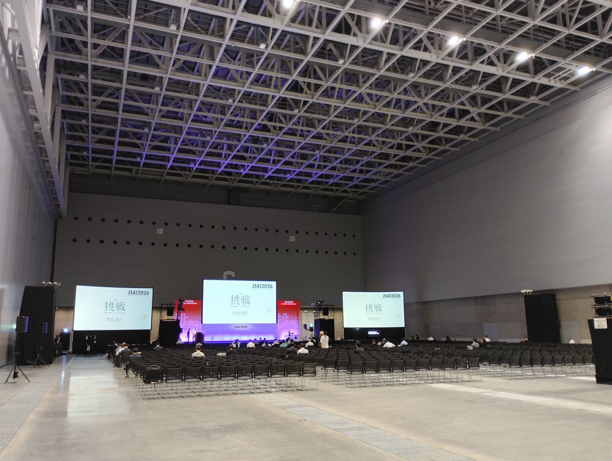 ytsyanai's tweet photo. 先ほどGメッセ群馬に到着して受付を済ませました。
昨年の大阪開催でGメッセ群馬でやることは分かっていたけど悪い予感が的中
コミケやプロレスをやるには良い会場だけど、学会には向いていないかな
サイドテーブルが無さそう？椅子が？😡
ガンダムでお馴染みの大河原さんとのコラボで救われた🤣 https://t.co/XR2WIp5dBs