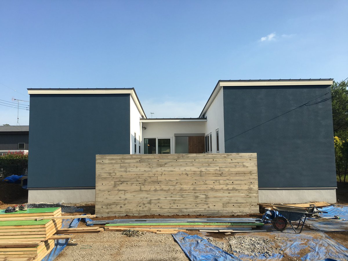 sky1apple's tweet photo. もう8年前になるのかぁ🤔

普段は住宅の基礎造ってますが、こういう特殊な仕事もします☝️

これはｺﾝｸﾘｰﾄ打ちっ放し浮造り仕上げと言って、杉板の柔らかい所を削って凹凸を造り、型枠にしｺﾝｸﾘｰﾄの肌に木目を転写する工法です✨️

#浮造り 
#打ちっ放し 
#外構 https://t.co/0OkJNkl76q
