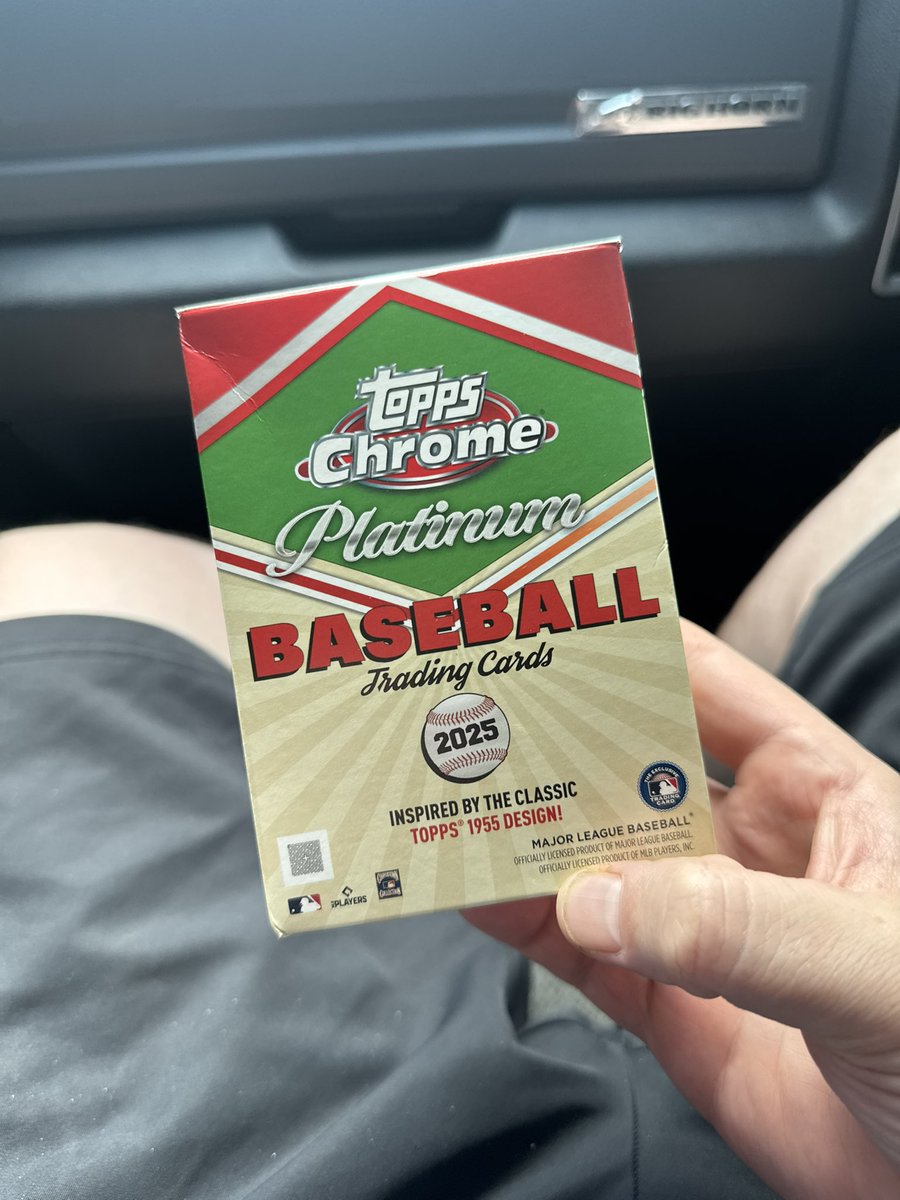 ayemims's tweet photo. Picked up 2 of these boxes while at @lids today, the number of parallels and refractors was refreshing. But the on card auto is the chefs kiss👨‍🍳🤌🏻. Awesome product @Topps @CardPurchaser https://t.co/Jr1BxMgtm1