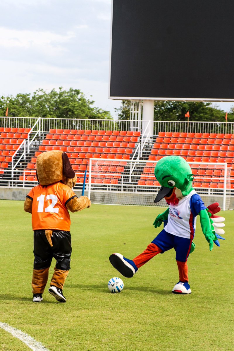 CibaoFC's tweet photo. Hoy estuvimos recibiendo la antorcha de Los Juegos Centroamericanos y Del Caribe en nuestro Estadio Cibao Fútbol Club como parte de su recorrido en la ciudad de Santiago ✊🏻🧡 https://t.co/2JmxDusgcr