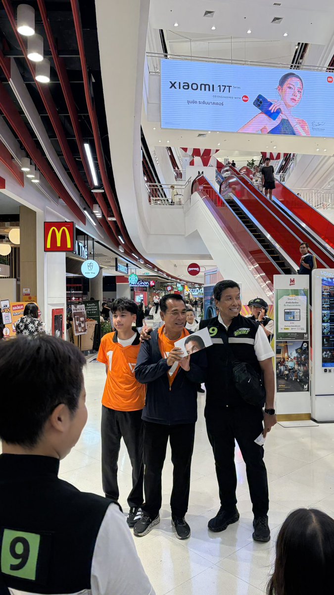 InterviewHer's tweet photo. ผิดหวังที่ชัชชาติมีรูปถ่ายกับ ส.ก.ได้ค่ะ

แต่จะให้ชัชชาติเดินหนี หรือให้ทีมชัชชาติไล่ขบวนหาเสียงอื่นๆ ออกไป อันนั้นก็ไม่ใช่หลักการของเราค่ะ

เพราะช่วงหาเสียง ทุกคน ทุกพรรคต่างก็มาพบปะประชาชน มาเพื่อตุนคะแนนกันทั้งนั้น และมันก็เป็นเรื่องดีนะคะ ที่ผู้สมัครของทุกพรรค ทุกฝ่ายยื่นมิตรไมตรีต่อกัน

และทุกครั้งก่อนแยกย้าย เราต่างอวยพรกัน เติมกำลังใจให้กันเพราะรู้ว่าทุกคนต่างก็ตั้งใจ ให้ชนะเลือกตั้งเพื่อไปเป็น ‘ตัวแทนประชาชน’

ลงพื้นที่ทั้งร้อน ทั้งเหนื่อย อยากให้ทุกคนส่งกำลังใจให้แคนดีเดตจากทุกพรรค ทุกคนค่ะ 🫶

#เลือกตั้งผู้ว่ากทม69
