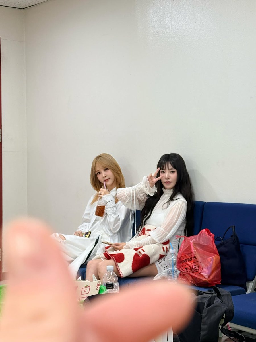 hercollarbones's tweet photo. thank you yongsun unnie for gifting me this photo of my biases https://t.co/oycLQ0ouvE