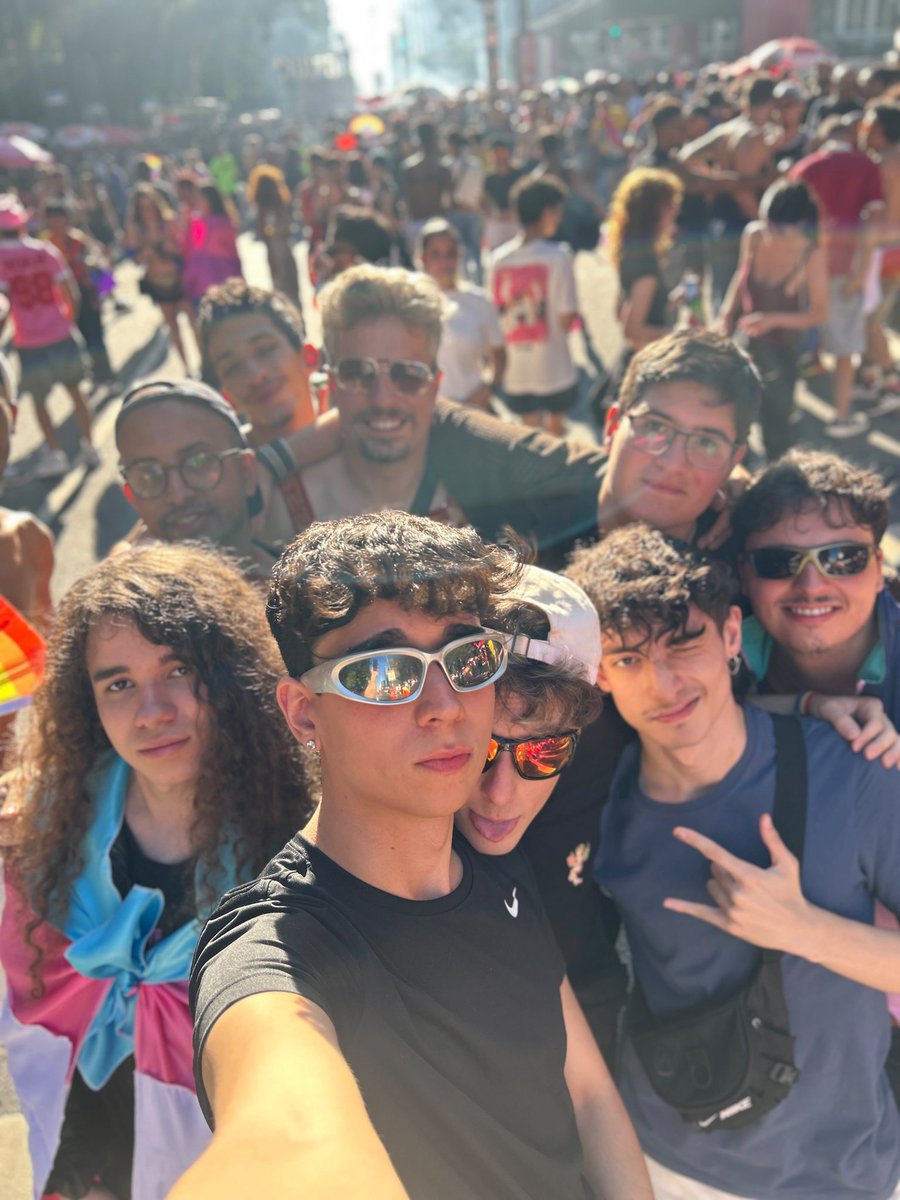 henrymizzy's tweet photo. Gostei muito do dia de hoje e de estar com pessoas que amo.

Queria ter visto mais gente que amo muito e queria que mais gente que não pode ir tivesse lá também. https://t.co/1pk2jTXOkj