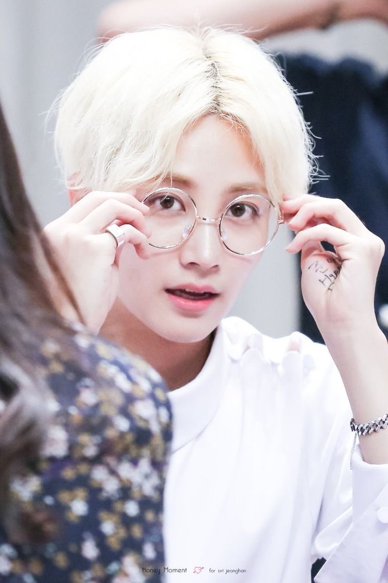 flickrshu's tweet photo. tf is wrong with my grammar anw white haired jeonghan with glasses https://t.co/8QrnzH0Qlw