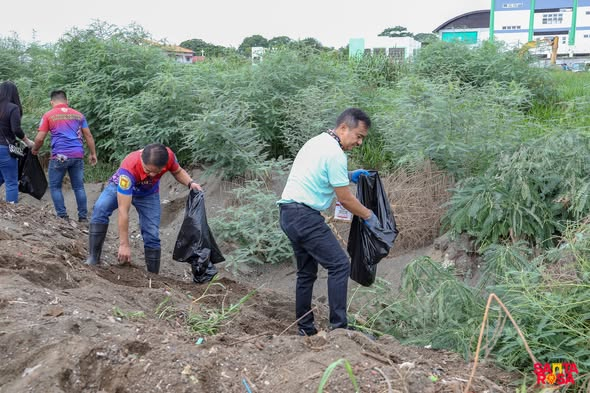 santarosacity's tweet photo. TINGNAN | Pinangunahan ni Vice Mayor Arnold B. Arcillas ang isinagawang clean-up activity sa bahagi ng lakeshore ng Laguna de Bay sa Barangay Aplaya ngayong Hunyo 5, 2026.

Isinagawa ang programa bilang pakikiisa sa pagdiriwang ng Environment Month, na naglalayong palakasin ang kamalayan at pagkilos ng komunidad para sa pangangalaga ng kalikasan.

📸: CIO Reymar

Via Santa Rosa City Information Office 

#SerbisyongMakataoLungsodNaMakabago
#TatakArcillasSerbisyongWagas
#CityofSantaRosaLaguna
#HelloSantaRosa
#SantaRosaTheLionCity🦁