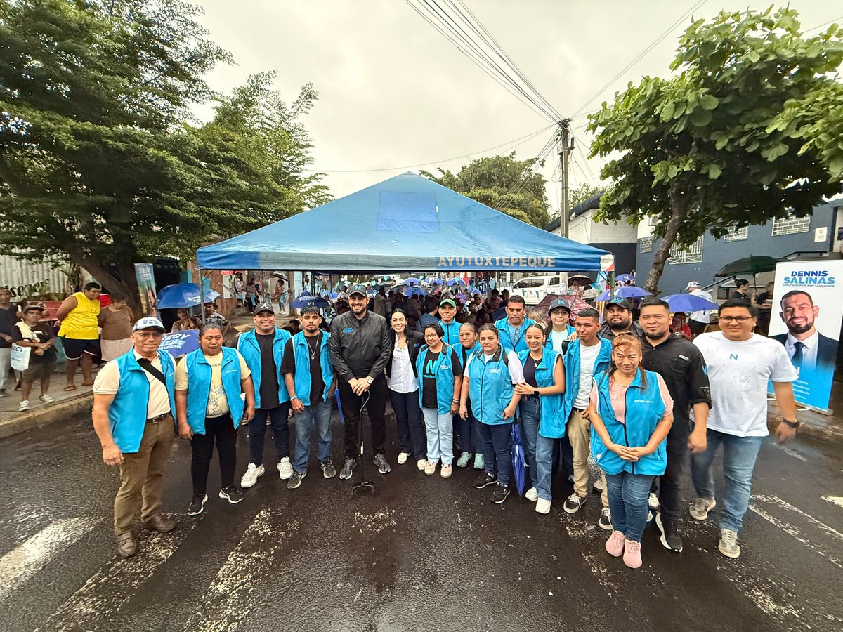 suecallejas's tweet photo. ¡Ni la lluvia nos detuvo! 🌧️💙

Qué bonito fue compartir con las familias de Ayutuxtepeque en la celebración del Día de la Familia. Entre sonrisas, alegría y convivencia, disfrutamos una tarde muy especial.

Agradezco al diputado @DennisSalinas_ y a la estructura distrital de @NI_Ayutuxte por la invitación y por hacer posible este encuentro.

Ver a tantas familias reunidas y disfrutando es reflejo de los nuevos tiempos que vivimos en El Salvador🇸🇻.
