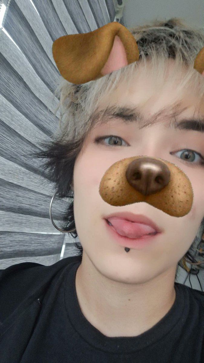 totallywalkman's tweet photo. heres a couple more so you can save more photos of me in your gallery https://t.co/1gYZMJhibv