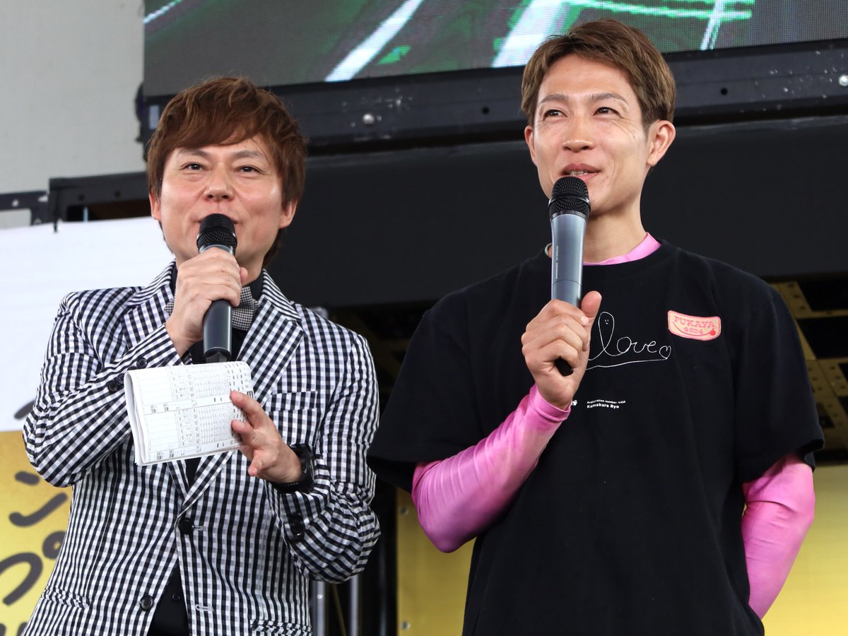 daily_boatrace's tweet photo. 【#ボートレース尼崎】#尼崎センプルカップ #尼崎市市制１１０周年記念 #オープニングセレモニー
初日（８日）12Ｒのセンプルドリーム出場選手インタビューが行われた。まずは１号艇 #峰竜太（佐賀）、２号艇 #深谷知博（静岡）、３号艇 #浜野谷憲吾（東京） https://t.co/JShB1Rfwzr