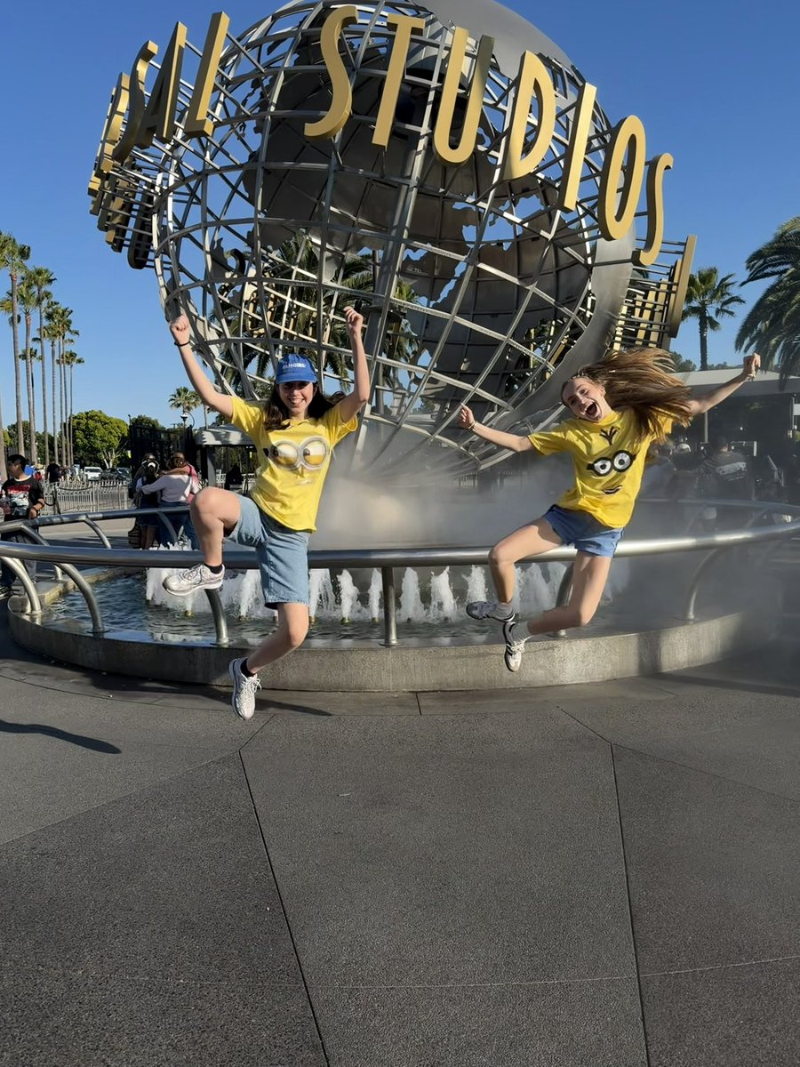 watch1ngitfall's tweet photo. pt 15: #jumpingforjoy at universal w cammy p https://t.co/iXyL7WlSDe