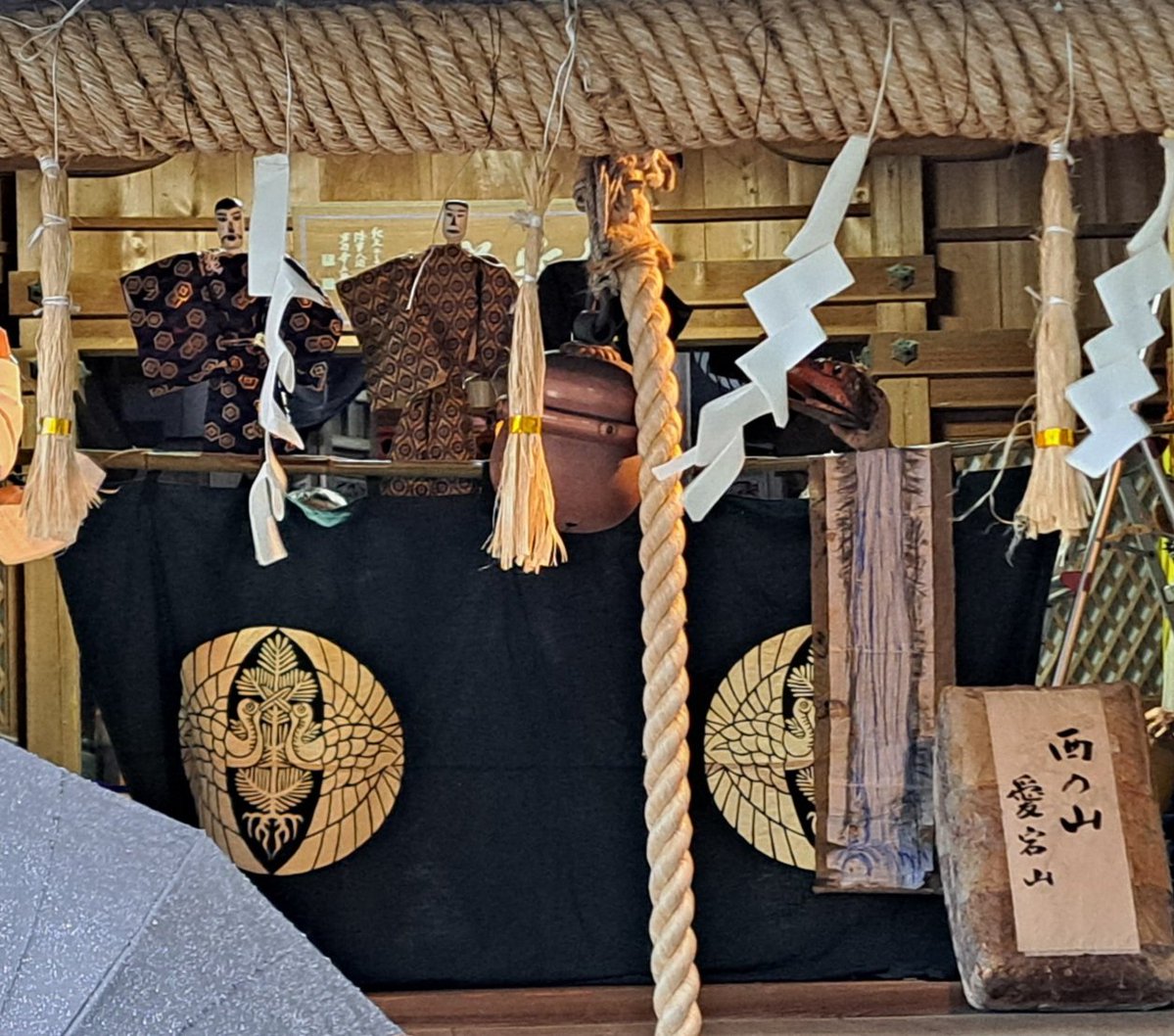 TanbaKosanji's tweet photo. 昨日は篠山祇園祭とも呼ばれる、波々伯部神社の例祭にお参りし、三年に一度だけ夕刻に行われる人形芝居「でこのぼう」を拝見しました
本来は山車で行われるのですが、雨のため拝殿が舞台です
「田原藤太」「蜂退治」「愛宕山」「たけのこ掘り」の順に演じられました https://t.co/PAuHR5fnMJ