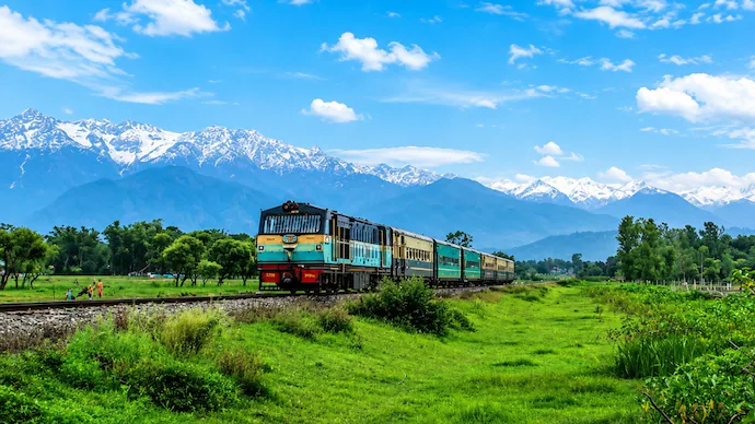 IndiaToday's tweet photo. 𝐀 𝐡𝐢𝐝𝐝𝐞𝐧 𝐇𝐢𝐦𝐚𝐥𝐚𝐲𝐚𝐧 𝐭𝐨𝐲 𝐭𝐫𝐚𝐢𝐧 𝐫𝐨𝐮𝐭𝐞 𝐜𝐨𝐦𝐞𝐬 𝐚𝐥𝐢𝐯𝐞. 𝐈𝐭 𝐜𝐚𝐧 𝐦𝐚𝐭𝐜𝐡 𝐊𝐚𝐥𝐤𝐚-𝐒𝐡𝐢𝐦𝐥𝐚 𝐦𝐚𝐠𝐢𝐜

Read more: https://t.co/sgaXyJpZ8a | @SushimMukul 

#ToyTrain #ToyTrainRoute #KalkaShimla https://t.co/9HEFzxT6h5